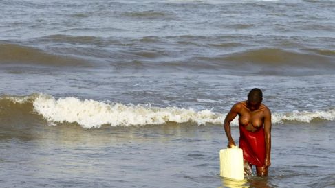 epa02600125 A photo made available on 24 February 2011 shows a Ugandan woman as she collects water in Lake Albert in Butiaba, some 250km northwest of the capital Kampala, Uganda, 22 February 2011. UK-based oil exploration company Tullow Oil, the lead explorer in Uganda, says the company is close to getting an approval from Uganda who had just re-elected Yoweri Museveni as the country's president, for a 10 billion dollars project and will start exploiting oil and gas in 2012. According to Tullow, Uganda has an estimated 2.5 billion barrels of oil, with some 1 billion barrels proven already. On 24 February 2011, Uganda's main opposition leader Kizza Besigye of the Forum for Democratic Change (FDC), who is claiming the elections were a 'sham' after losing the Presidential election to the incumbent Yoweri Museveni, has called for the peaceful protests against the outcome of the elections.  EPA/DAI KUROKAWA